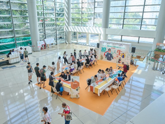视障学员跟街坊互动，增进彼此认识。