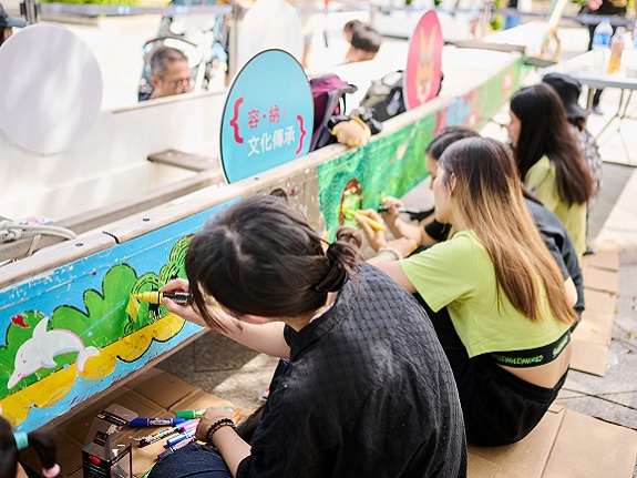 Hong Kong Design Institute’s students design and colour a dragon boat for the carnival.