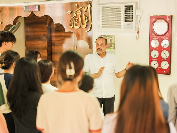 伊斯梅尔清真寺负责人在会堂内，向同学介绍伊斯兰教的各项教条，例如每天都要按时进行五次祷告。