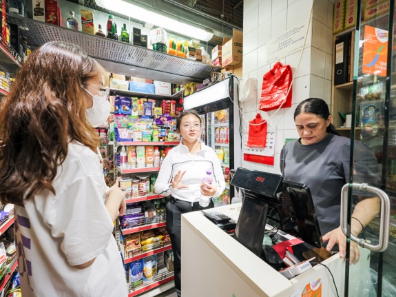 Yelija walks students through an ethnic grocery store in her neighbourhood.