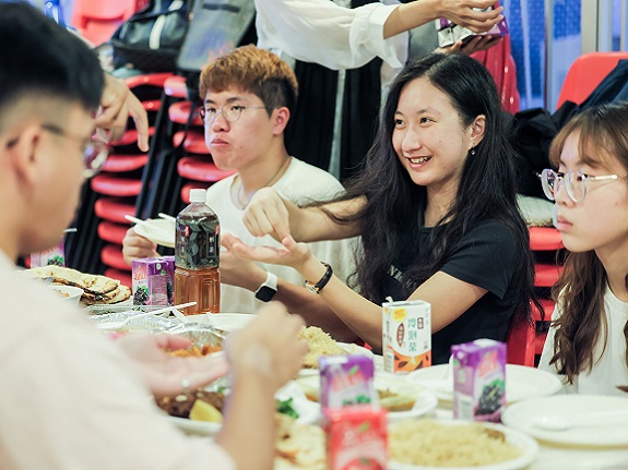 Aliese shares her experience with schools and job hunting over a shared meal. She hopes this information can help non-Chinese youth better integrate into mainstream society.