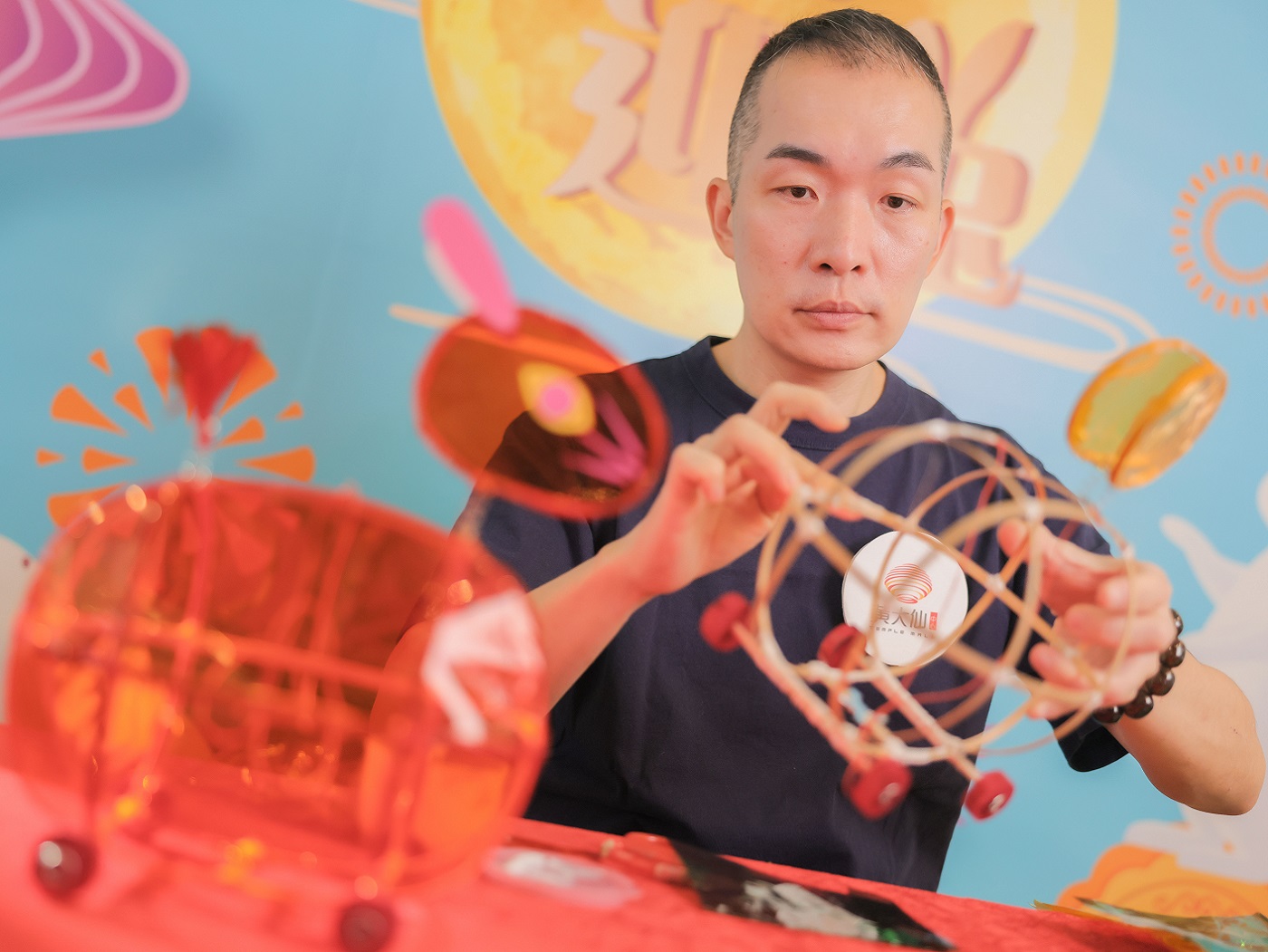 黄大仙中心特别邀请在香港开业60年的老字号“宝华扎作”第二代传人欧阳秉志师傅举办工作坊，亲自教授制作传统兔子灯笼的技巧，以宣扬中国传统文化。