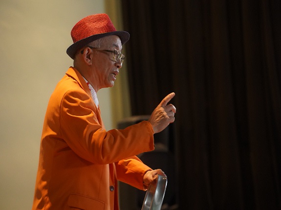 CM称在戏剧中学会放松自己。