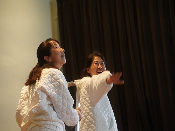 Karen（图左）和Gloria希望短剧能带出重视亲情及不要惧怕死亡的讯息。