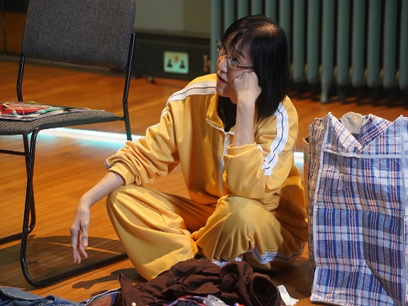 Caroline满面思念已移居他国的儿子。