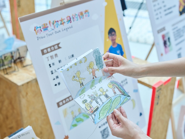智勇創作的《咬一口地球》記述主角菜鳥喜歡吃零食，與朋友一起分享雪條、爆谷、朱古力的故事。