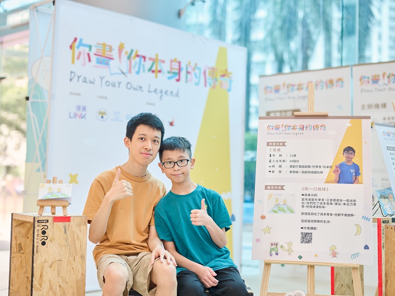 Vincent（左）認為，展覽有助社區通過繪本了解SEN學童的內心世界，提升社會對SEN的認知。