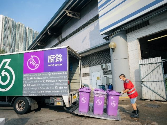 领展安排清洁员工向街市商户收集厨余，送至大屿山小蚝湾的有机资源回收中心，再生发电。