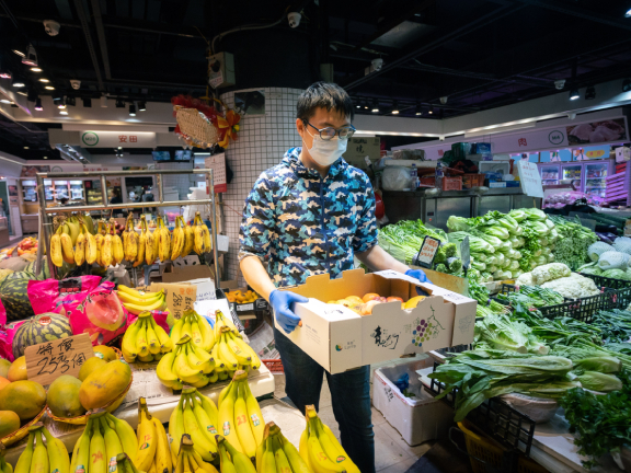 “定发生果”负责人刘乔峰表示，新鲜水果非常容易损耗，每日都会有至少两箱水果需要丢弃。参与了计划后，他和员工主动回收厨余。
