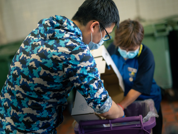 Lau Kiu-fung from Dingfa Fruit said that since fresh fruits perish easily, the shop has to throw out at least two boxes every day. Since the food waste collection scheme began, he and his staff have been proactively recycling food waste.