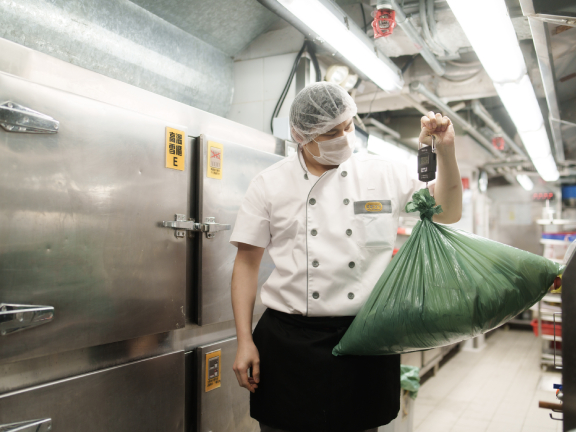 At Café de Coral, every kitchen, drinks counter, tray collection point now comes with a food waste bin. Our staff separate food waste from general waste and weigh the daily amount of food waste. Food waste data are consolidated by the Group as references for portion size adjustment, food ingredient selection, and meal preparation refinement.