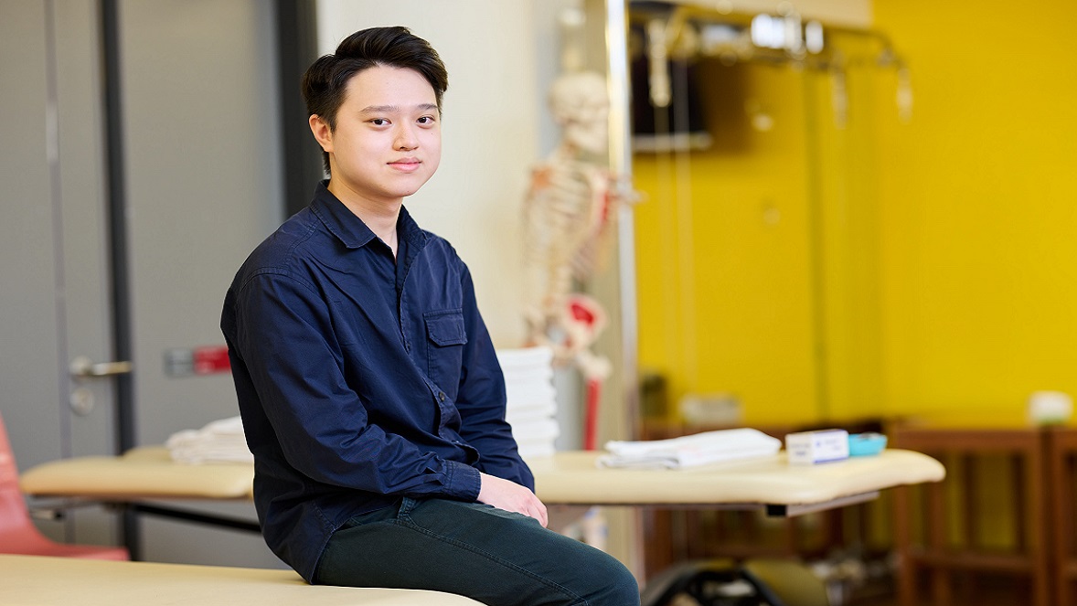 Because of family reasons, Kelvin’s childhood dream of becoming a lawyer has been replaced by a new mission – he’s now a second-year physiotherapy student at The Hong Kong Polytechnic University.