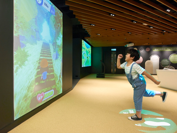 除了影片放映，馆内亦有动态游戏，让小朋友从小接触可持续发展概念。