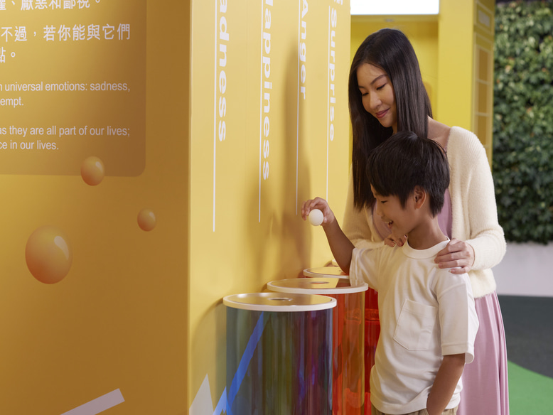 把小球放入对应的颜色桶内，即场就自己当天的情绪投票。