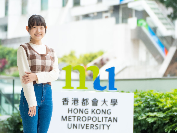 外表乖巧文靜的陳子湘（Zoe）性格外向，在DSE放榜後已決定追隨自己理想，選讀香港都會大學國際款待及景區管理學士課程。
