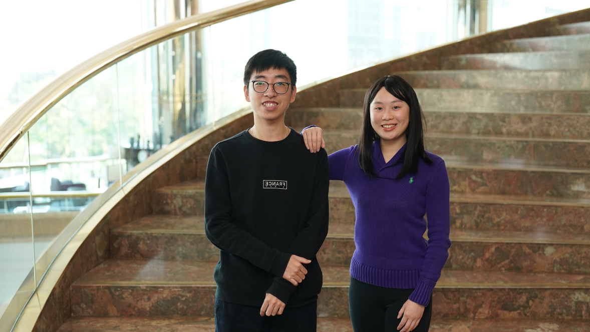 Two of this year’s Link University Scholarship awardees: Jason, who failed to admit to medicine programme due to a one-mark lag in his Diploma of Secondary Education Exam (DSE) results; and Eleanor, who went through mental distress after suffering from an acute eye condition that caused vision loss at the age of 14, both showed tremendous resilience and refused to succumb to fate when facing with different challenges. Instead, they kept chasing their dreams and working towards their goals with persistence and grit