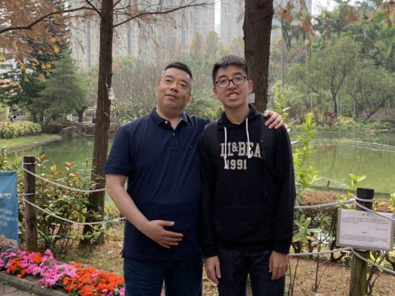 就讀香港中文大學生物化學系四年級的薛嘉俊，小時候父親病危時曾獲醫護「救了一命」，自此立志成為醫生。