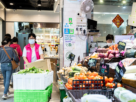 In early evening, Chun walked around Nam Cheong Place Market  with her trolley to collect surplus fresh food for recycling.