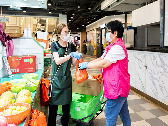 The grocers were readily hand over the surplus food to Chun.
