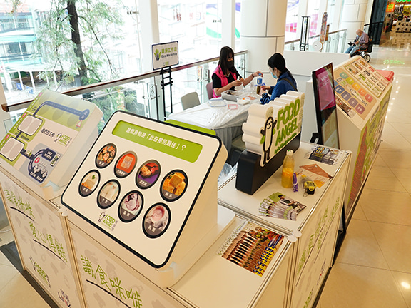 Since 2022, Food Angel and Link have organised a pop-up store under the “Link Together Initiative” to set up short term booths at various Link shopping malls. Food rescue works are introduced to the public through interactive games and eco workshops such as coffee ground scrubs, eco-enzyme detergent, tea leaf anti-odor packs and festive fruit net handicrafts.