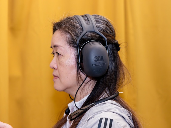  Pat 因女儿自幼需要听力方面的支援，多年来逐步累积了对听障人士的理解与照顾经验。