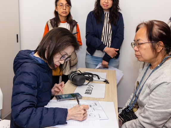  Florence选择先装备自己，补足对听力健康的认识，并以大使身份把学到的技巧带回社区。