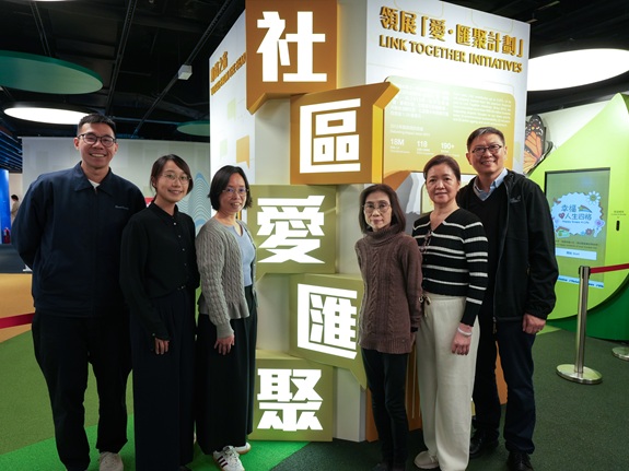 语桥社资项目主管郑绮婷(右二)解释，退休人士与被服务的长者有着相近的人生经历。