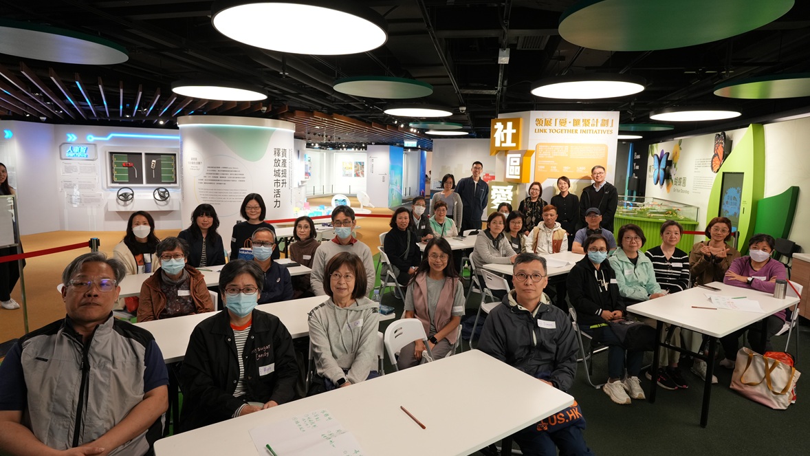 “声连银龄，手牵共融”长者听力健康计划由领展“爱・汇聚计划”支持，联同医疗专业人员及长者服务机构走进社区，通过听力筛查、辅导、多元沟通及手语学习，支持长者提升沟通能力。