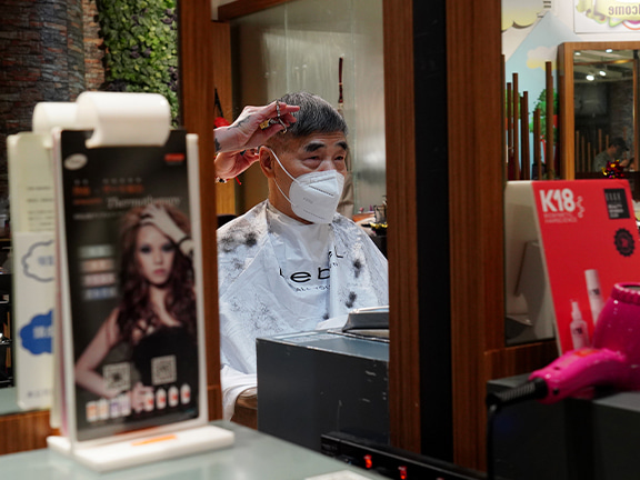 位于小西湾广场的Thetis Beauty Salon定期举行长者义剪。