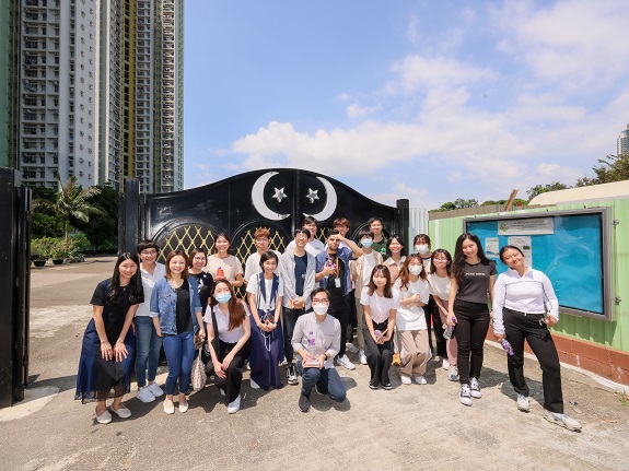Yee-ching poses for a photo during a Link Scholars Alumni activity in Tung Chung, where she learns about the district’s multicultural community. 