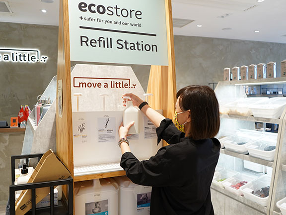 Naked shopping concept encourages people to reduce waste at the source