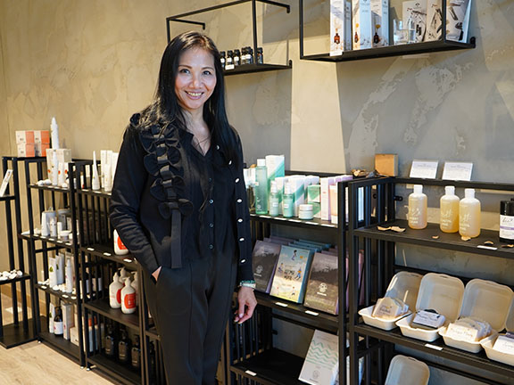 Connie Yung, the shop consultant of “move a little…”