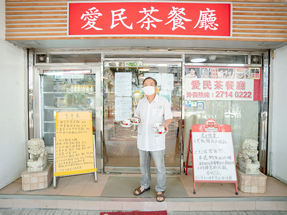 Located in the middle of Oi Man Plaza, Oi Man Café’s bright red sign and lion statues on each side of the entrance are quite the eye-catcher!