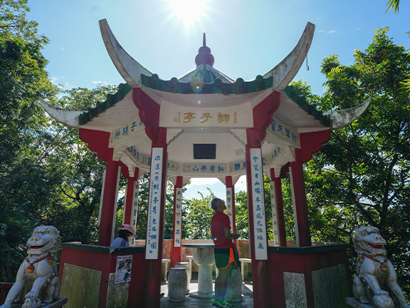 The first resting point should appear after a 20 to 30-minute walk, at the Lion’s Pavilion.