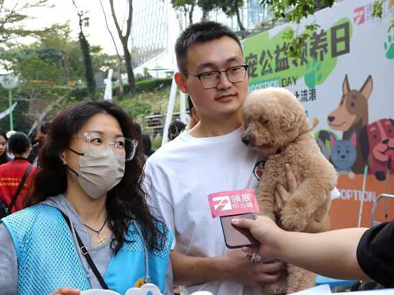 Xiao Gao (right), who adopted a puppy at the event, enthusiastically said that he never imagined a mall as a hosting site for a pet adoption event.