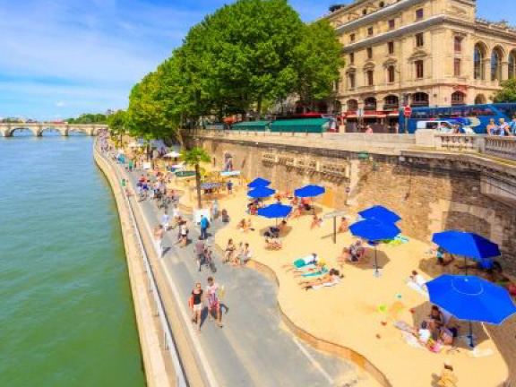 為配合防疫，巴黎政府去年於巴黎沙灘節加入水上電影院項目。