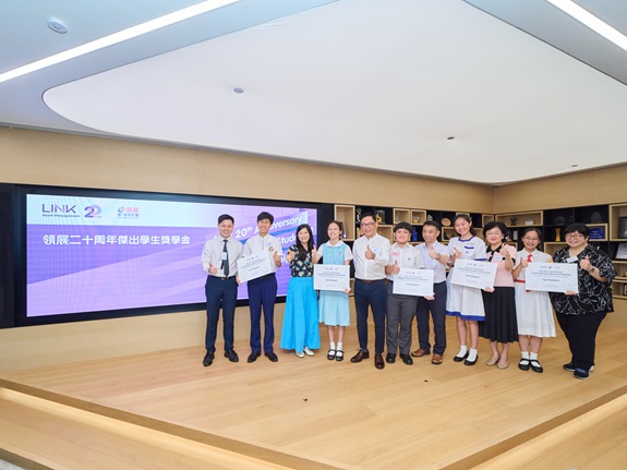 George Hongchoy, Link’s Group Chief Executive Officer, presents prestigious scholarships to the top five secondary school students who demonstrated exceptional performance in interviews.