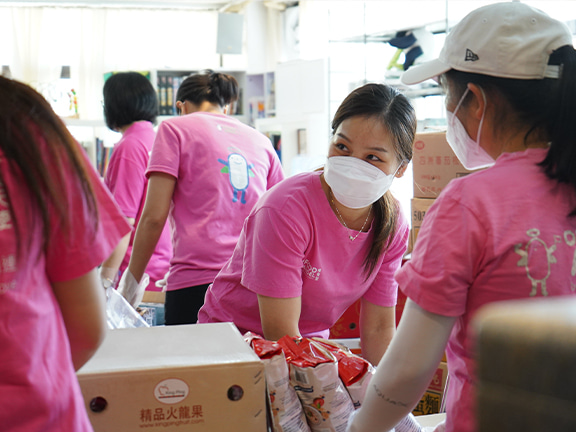 Chor Ying, a single mother of a young daughter, is a member of the Food Angel Community Outreach team. Having lost her job and a stable income during the pandemic, she knows better than most what it’s like to have to worry about making ends meet.