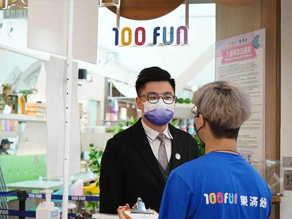 Derek is a member of the property management team at Lok Fu Place. His job lets him engage with all kinds of people including visitors and tenants.