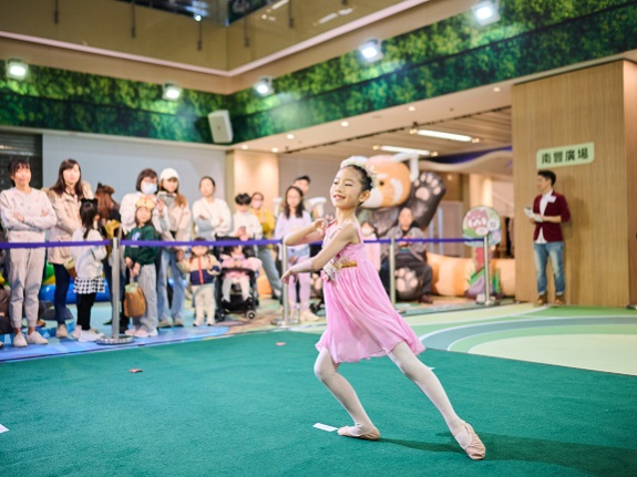 Jovie, who started learning ballet when she was three years old, performs with composure.