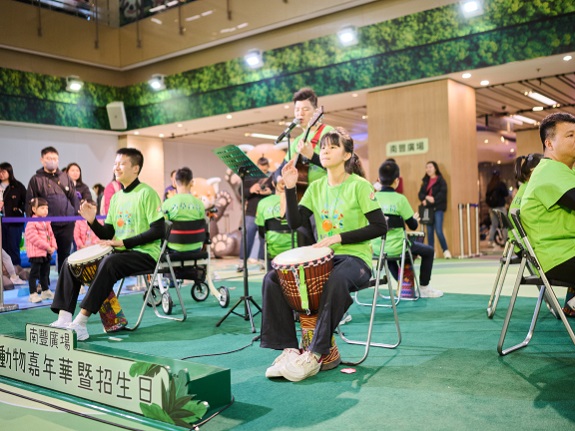 青草音符樂團的八位成員齊心合力演出多首流行歌曲。