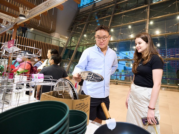 来自俄罗斯的Vasili（右二）和Lisa（右一）十分有兴趣认识领展的商场。