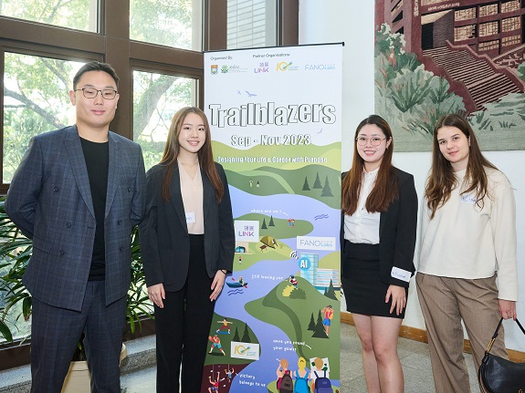 Fuchsia（右二）的团队一致认为，学习的过程及知道为何失败更重要。