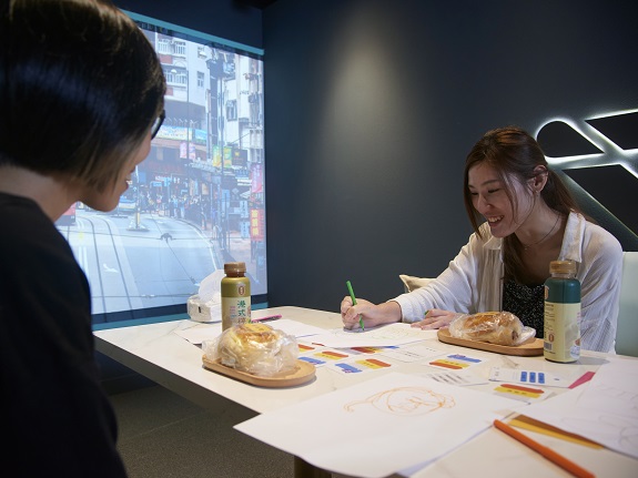 兩人透過畫畫，在短時間內相互了解並建立友誼。