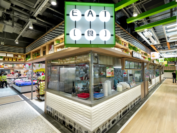 德田街市完成翻新後，除了迎來煥然一新的室內街市外，更新增別具特色的小食街，提供各式各樣的環球美食及港式小吃。