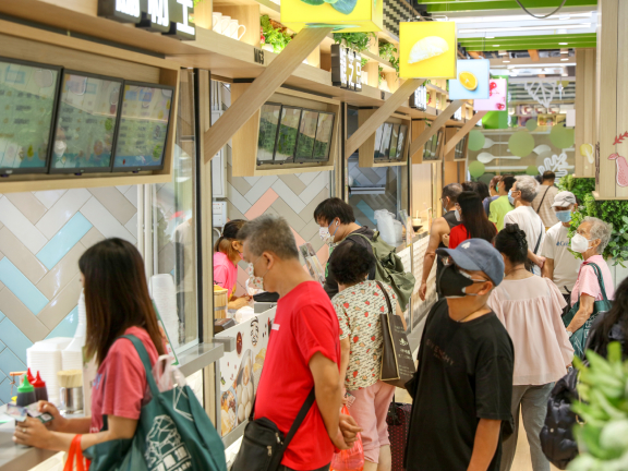 德田街市新增一條營業至晚上11時的小食街，場內有14間小食店，供應食物款式包羅萬有。