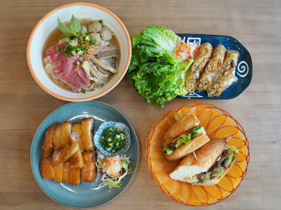 位於小食街末端的越南「富國島」，是以餐廳形式經營。店家老闆的妻子為正宗越南人，負責製作市面少見的傳統越式美食，例如越式瀨尿蝦春卷、手切牛柳河、扎肉三文治等。