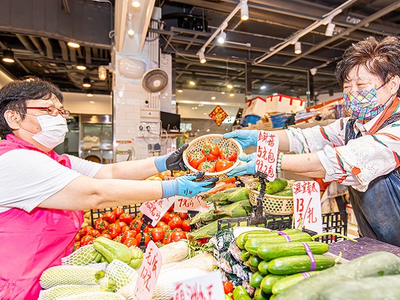 A Food Angel volunteer collects surplus fresh food at one of Link’s fresh markets.