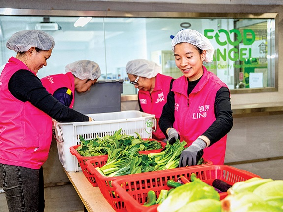 惜食堂使用於領展街市收集的蔬菜製作新鮮飯餐。