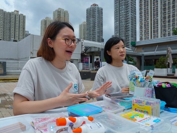 表达艺术治疗师李慧庄（左）及罗羽庭（右）认为，通过不带批判的艺术创作，有助个人逐步连结内在感受，找到表达与调节情绪的方式。
